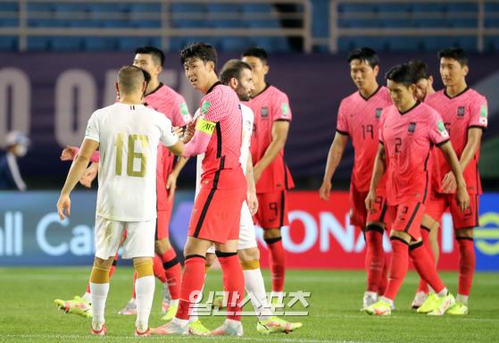 대한민국 축구 대표팀이 7일 오후 안산 와스타디움에서 시리아와 2022 카타르 월드컵 아시아 지역 최종예선 A조 3차전을 펼쳤다. 한국이 2-1로 승리했다. 경기종료후 손흥민 등 선수들이 인사 나누고있다. 안산=정시종 기자 jung.sichong@joongang.co.kr /2021.10.07.