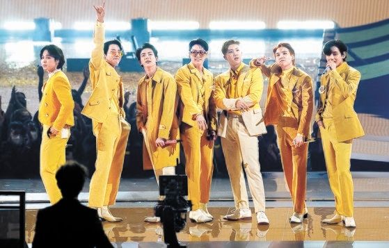 지난 11월 21일 `아메리칸 뮤직 어워드`에서 `버터`를 공연한 BTS. AP=연합뉴스
