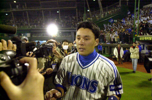 2002년 한국시리즈에서 우승 후 감격의 눈물을 흘리는 이승엽. 