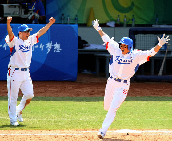 2008 베이징 올림픽 당시 이승엽이 홈런을 치고 두 팔을 벌려 환호하고 있다. 