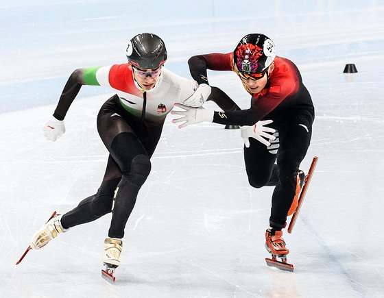 7일 쇼트트랙 남자 1000m 결승에서 중국의 런쯔웨이(오른쪽)의 팔을 뿌리치고 1위로 들어온 사오린 산도르 류. 그러나 류가 실격 당해 금메달은 런쯔웨이에게 돌아갔다. 베이징=김경록 기자