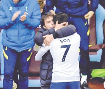 Conte, técnico do Tottenham, está de braços dados com Son Heung-min, que será substituído no segundo tempo da partida contra o Aston Villa.  Fui diagnosticado com COVID-19 no último final de semana. [로이터=연합뉴스]
