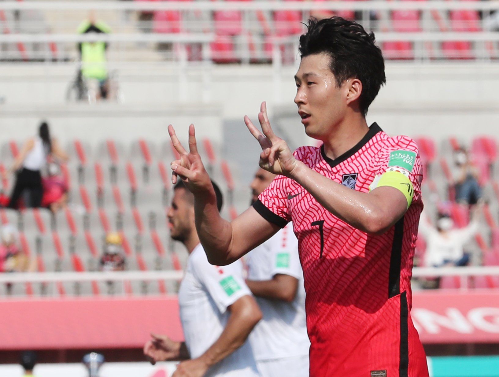 Depois de marcar um gol contra o Líbano nas eliminatórias da Copa do Mundo da Ásia no Catar em 13 de junho do ano passado, Son Heung-min correu para a câmera do revezamento e fez 23 com o dedo e disse: 