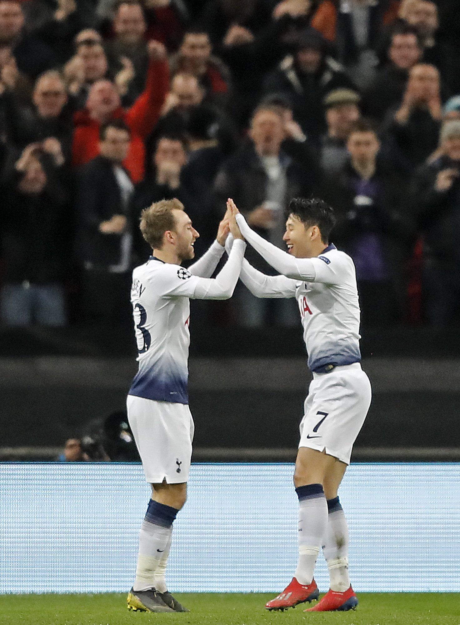 Eriksen (à esquerda) e Son Heung-min entre os cinco primeiros juntos pelo Tottenham em 2019. [AP=연합뉴스]