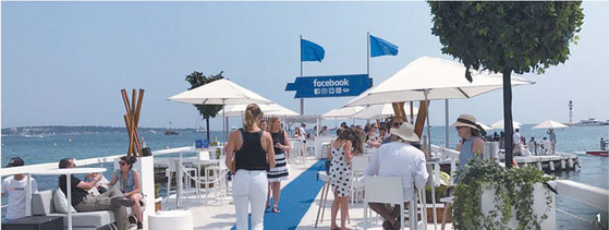1 지난달 프랑스 칸에서 열린 ‘칸 라이언스 크리에이티브 페스티벌’에 참여한 페이스북이 해변에 자체 코너를 설치했다.