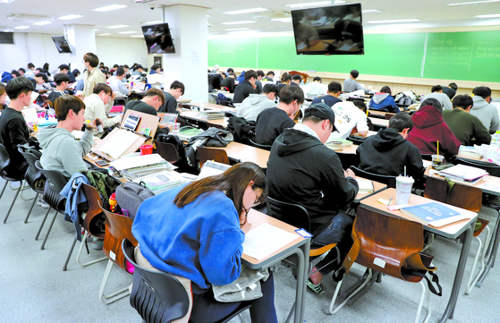 지난 11일 서울 노량진의 한 공무원 학원에서 수험생들이 공부에 열중하고 있다. [뉴스1]
