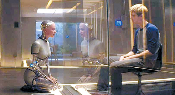 AI가 인간의 능력을 뛰어넘는 시대의 모습을 그린 영화 ‘엑스 마키나’의 한 장면. 로봇과의 사랑도 먼 훗날의 이야기가 아닐 수도 있다. [영화 캡처]