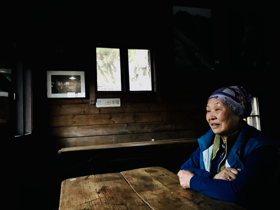 50여 년 간 백운산장을 꾸려온 김금자씨. 지난 9월에 남편 이영구씨를 잃고 홀로 산장을 지키는 김씨가 지난달 26일 산장의 역사를 얘기하고 있다. 남편 이야기가 나오자 그는 기어이 눈물을 보였다. 김홍준 기자