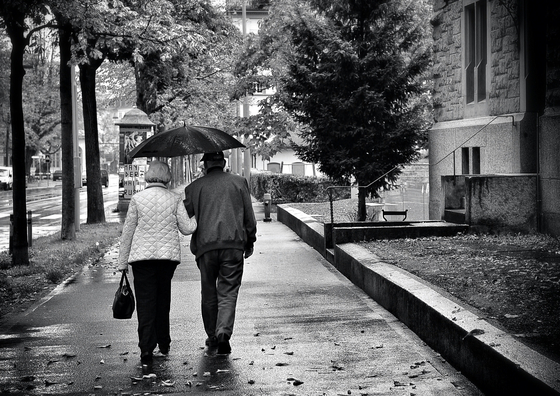 노년의 사랑과 친밀함을 과시하듯 한 쌍의 남녀가 스위스 취리히의 거리를 걸어가고 있다. [사진 토머스 8047] 