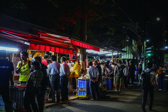 오사카 선술집에서 서서 술 마시는 사람들. [사진 모비딕북스]