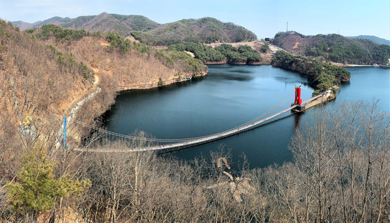 지난달 14일 탐방객들이 충남 청양 천장호 출렁다리를 건너고 있다. 길이 207m인 이 출렁다리는 지난 2009년 7월 개통 당시 가장 길었지만 2018년 4월에 마장호 출렁다리(220m)에 1위 자리를 내줬다. 김홍준 기자