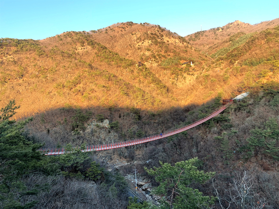 지난달 13일 주차장 쪽 전망대에서 바라본 경기도 파주 감악산 출렁다리. 길이 150m로, 지난 2016년 9월 개통 당시 산악 출렁다리로는 최장이었지만 1년 4개월 뒤 소금산 출렁다리(200m)에 1위 자리를 내줬다. 김홍준 기자