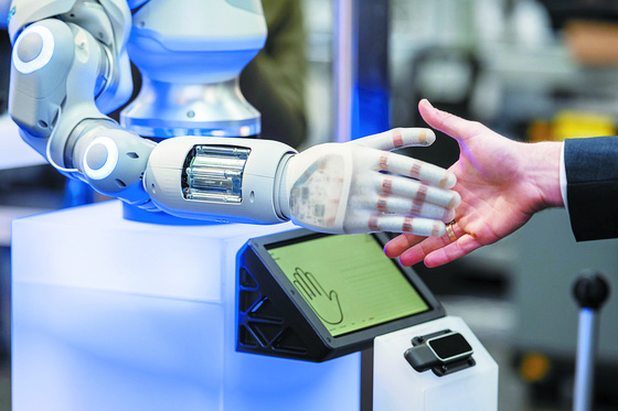 지난 1~5일 독일 하노버 산업박람회장을 찾은 관람객들이 인공지능 로봇팔을 둘러보고 있다. [EPA=연합뉴스]