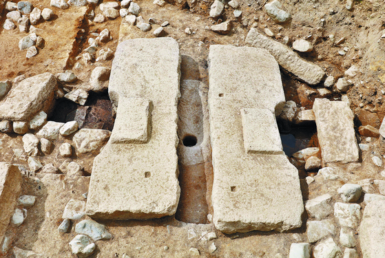 신라 태자가 거주한 경주 동궁에서 발굴된 8세기 중엽의 수세식 화장실 유적. 우리나라 고대 화장실 유적 중 처음으로 화장실 건물과 석조 변기, 오물 배수시설이 함께 발견됐다. [연합뉴스]