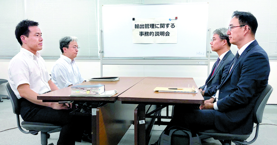 12일 일본 도쿄 경제산업성 에서 열린 한·일 과장급 첫 실무회의에서 산업통상자원부 전찬수 무역안보과장과 한철희 동북아통상과장(오른쪽부터)이 일본 경제산업성 이와마쓰 준 무역관리과장, 이가리 가쓰로 안전보장무역관리과장(왼쪽부터)과 마주 앉아 있다. [연합뉴스]