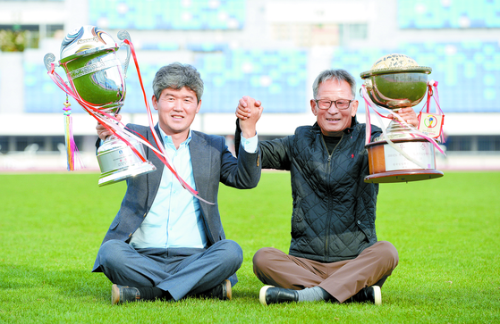 2000년 한국철도의 첫 우승 트로피를 든 이현창 전 감독(오른쪽)과 지난해 내셔널선수권 우승 트로피를 든 김승희 감독. 김성태 객원기자