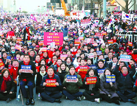 황교안 자유한국당 대표(앞줄 왼쪽에서 셋째)가 3일 서울 광화문에서 열린 ‘희망 대한민국 만들기 국민대회’에서 구호를 외치고 있다. [연합뉴스]