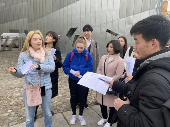 김일성대와 남한 대학생들이 함께 독일 분단의 상징인 베를린 장벽공원을 현장답사하고 있다. [사진 베를린자유대]