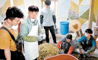 전남 장흥에서 흙부대집 내부 색채미장을 하고 있는 김성원 소장(왼쪽에서 둘째).