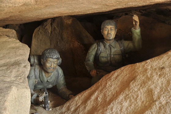 북한산 사모바위 밑에 설치된 북한 124군 부대원 마네킹. 이들 31명은 임진강을 건너 1968년 1월 21일 청와대 뒤편까지 진출해 군경과 총격전을 벌였다. 김홍준 기자