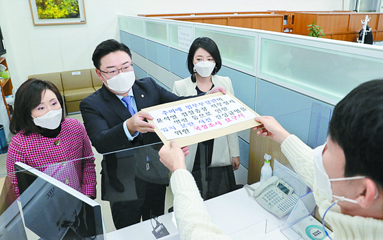 On the 27th, the deputy head of the hospital, Seong-won Kim, the deputy head of people's power (center), files a request for a national investigation. [뉴시스]