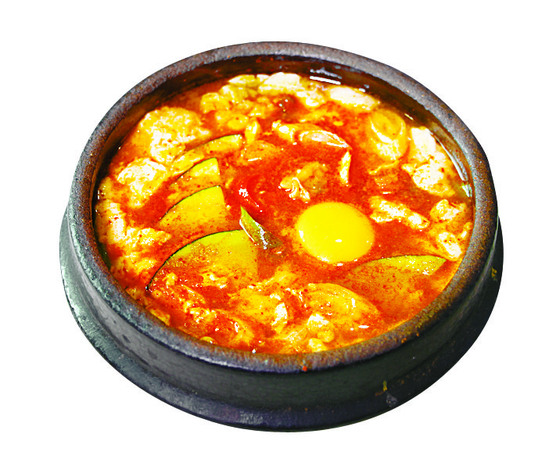 최근 일본에선 한국식 치킨(위 사진)과 순두부찌개 등 한국 요리가 인기를 끌고 있다. [사진 나리카와 아야]