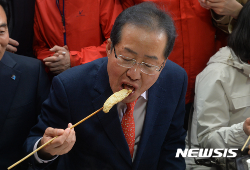 대구 서문시장에서 어묵 먹는 홍준표 대선 후보 - 중앙일보